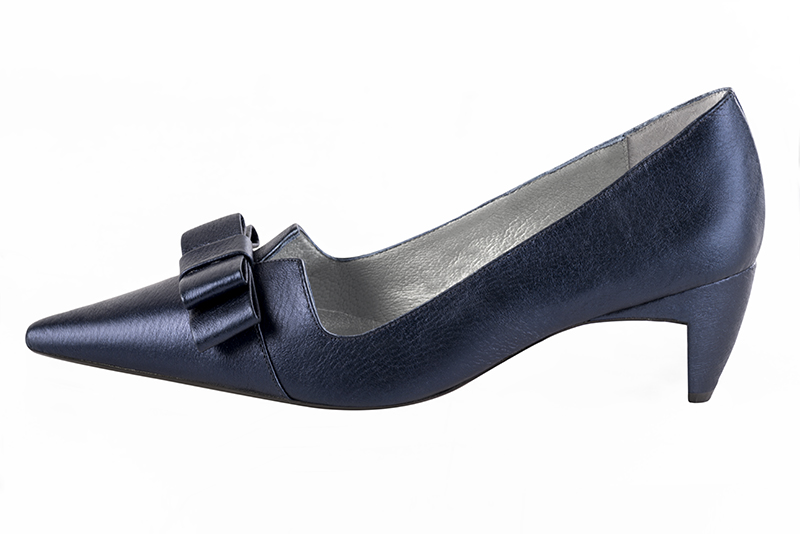 French elegance and refinement for these prussian blue dress pumps, with a knot on the front, 
                available in many subtle leather and colour combinations. This charming pointed pump, with its large flat knot
will sublimate your simplest or craziest outfits. 
                Matching clutches for parties, ceremonies and weddings.   
                You can customize these shoes to perfectly match your tastes or needs, and have a unique model.  
                Choice of leathers, colours, knots and heels. 
                Wide range of materials and shades carefully chosen.  
                Rich collection of flat, low, mid and high heels.  
                Small and large shoe sizes - Florence KOOIJMAN